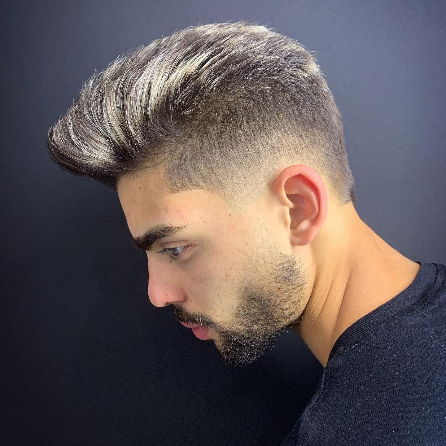 Corte masculino com mechas e degradê
